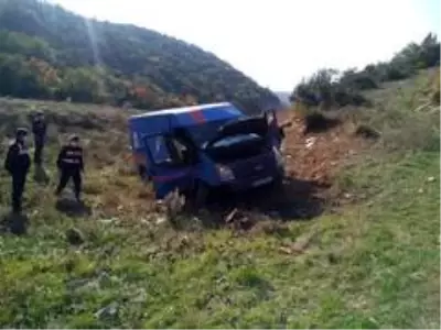 Kargo şirketine ait kamyonet şarampole uçtu; 2 yaralı Kargo şirketine ait kamyonet şarampole uçtu; 2 yaralı