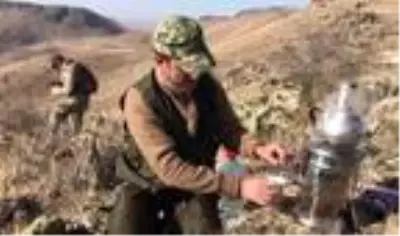 Kars'ta avcılar avlamak yerine bu kez yemledi Kars'ta avcılar avlamak yerine bu kez yemledi