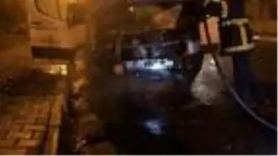 Kars'ta park halindeki kamyonet alev alev yandı Kars'ta park halindeki kamyonet alev alev yandı