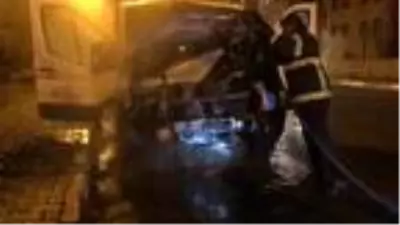 Kars'ta park halindeki kamyonet alev alev yandı Kars'ta park halindeki kamyonet alev alev yandı