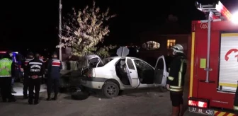 KASTAMONU - Otomobil bariyerlere çarptı: 1 ölü, 2 yaralı
