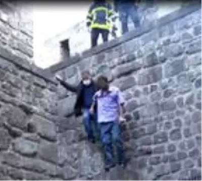 Kayseri'de kale surlarına atlamak için çıkan kişiyi polis ikna etti Kayseri'de kale surlarına atlamak için çıkan kişiyi polis ikna etti