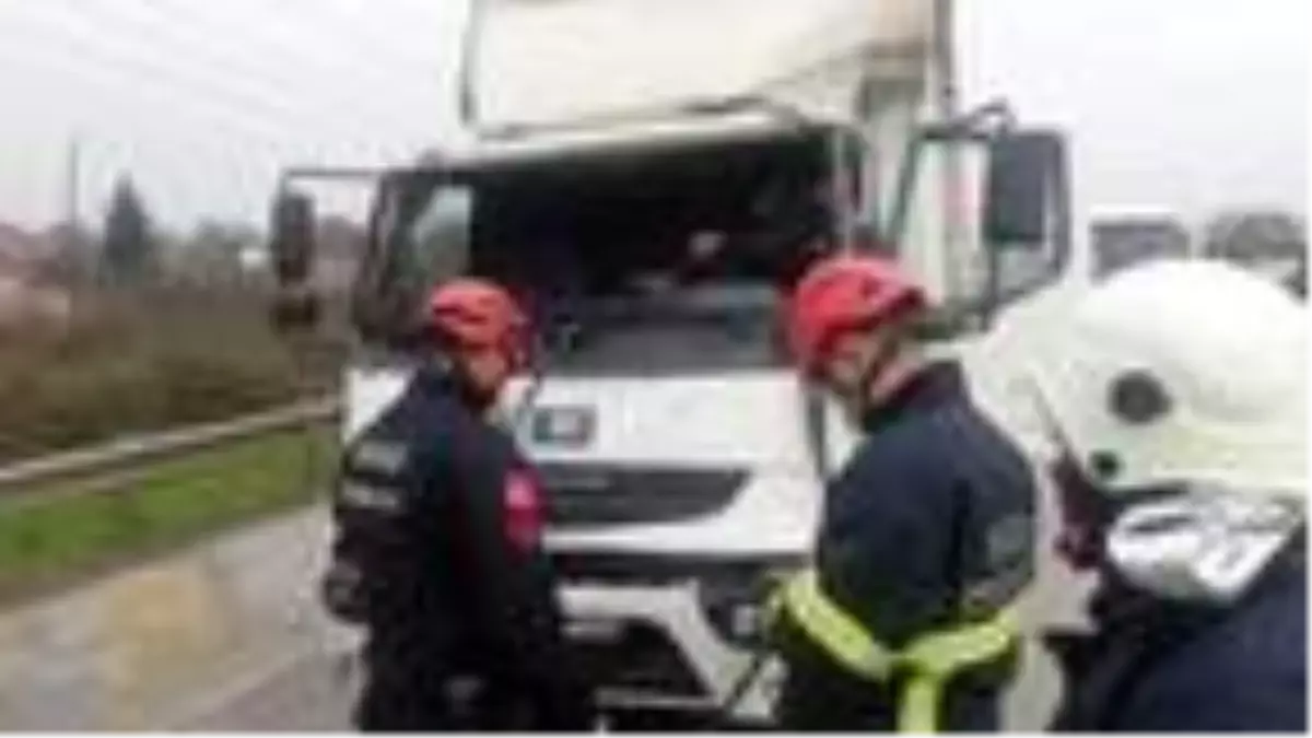 Kırmızı ışıkta iki kamyon çarpıştı: 1 yaralı