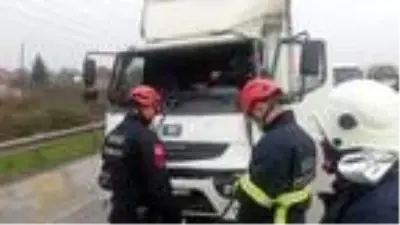 Kırmızı ışıkta iki kamyon çarpıştı: 1 yaralı Kırmızı ışıkta iki kamyon çarpıştı: 1 yaralı
