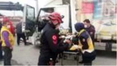 Kırmızı ışıkta iki kamyon çarpıştı: 1 yaralı Kırmızı ışıkta iki kamyon çarpıştı: 1 yaralı