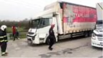 Kırmızı ışıkta iki kamyon çarpıştı: 1 yaralı Kırmızı ışıkta iki kamyon çarpıştı: 1 yaralı