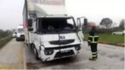 Kırmızı ışıkta iki kamyon çarpıştı: 1 yaralı Kırmızı ışıkta iki kamyon çarpıştı: 1 yaralı