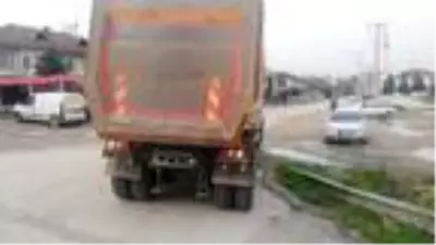 Kırmızı ışıkta iki kamyon çarpıştı: 1 yaralı Kırmızı ışıkta iki kamyon çarpıştı: 1 yaralı