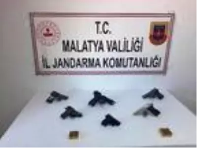 Son dakika haber: Malatya'da 6 tabancayla yakalanan 2 şüpheliye gözaltı Son dakika haber: Malatya'da 6 tabancayla yakalanan 2 şüpheliye gözaltı