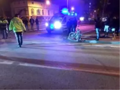 Motosiklet ile otomobil kafa kafaya çarpıştı: 1 ağır yaralı Motosiklet ile otomobil kafa kafaya çarpıştı: 1 ağır yaralı