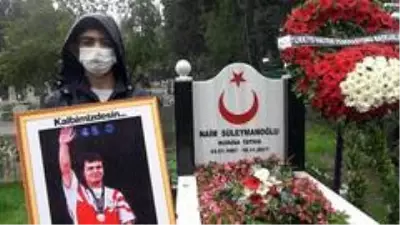 Naim Süleymanoğlu vefatının 3. yılında kabri başında anıldı Naim Süleymanoğlu vefatının 3. yılında kabri başında anıldı