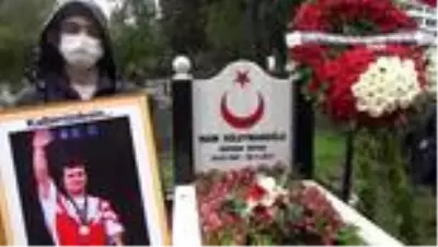 Naim Süleymanoğlu vefatının 3. yılında kabri başında anıldı Naim Süleymanoğlu vefatının 3. yılında kabri başında anıldı