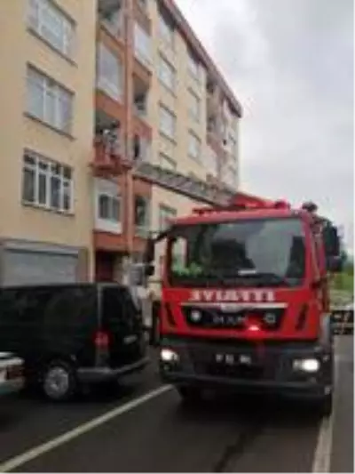 Ocakta unutulan yemek yandı, ev sahibi dumandan etkilendi Ocakta unutulan yemek yandı, ev sahibi dumandan etkilendi