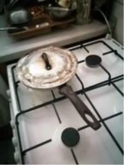 Ocakta unutulan yemek yandı, ev sahibi dumandan etkilendi Ocakta unutulan yemek yandı, ev sahibi dumandan etkilendi