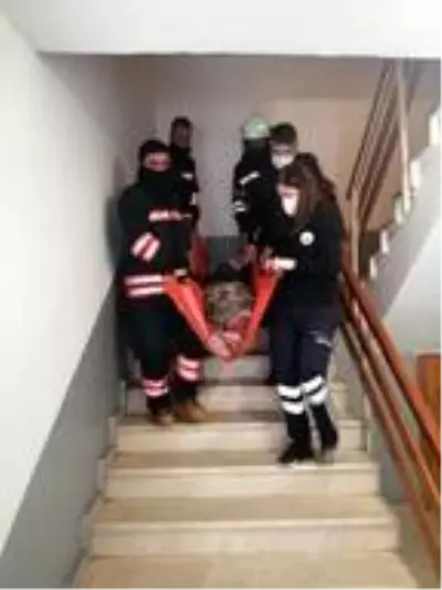 Ocakta unutulan yemek yandı, ev sahibi dumandan etkilendi Ocakta unutulan yemek yandı, ev sahibi dumandan etkilendi