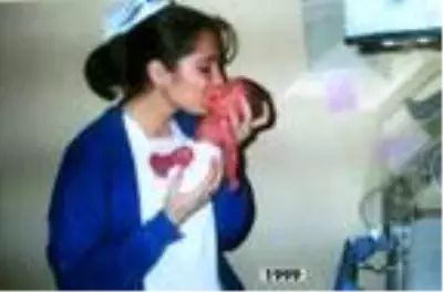 Prematüre olarak dünyaya geldi, 21 yıl sonra hemşiresiyle buluştu Prematüre olarak dünyaya geldi, 21 yıl sonra hemşiresiyle buluştu