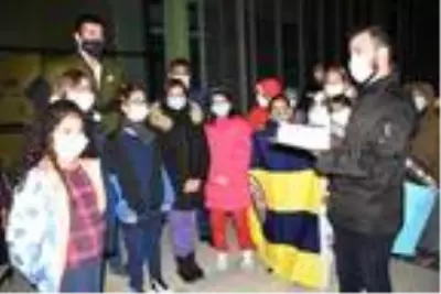 Rekortmen yüzücü Emre Sakçı'ya pastalı karşılama Rekortmen yüzücü Emre Sakçı'ya pastalı karşılama