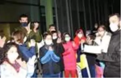Rekortmen yüzücü Emre Sakçı'ya pastalı karşılama Rekortmen yüzücü Emre Sakçı'ya pastalı karşılama