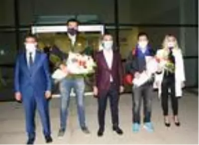 Rekortmen yüzücü Emre Sakçı'ya pastalı karşılama Rekortmen yüzücü Emre Sakçı'ya pastalı karşılama