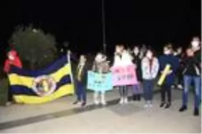Rekortmen yüzücü Emre Sakçı'ya pastalı karşılama Rekortmen yüzücü Emre Sakçı'ya pastalı karşılama