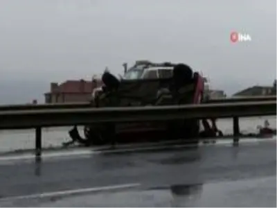 Sağanak yağış akşam saatlerinde de etkili oldu, E-5'te araç takla attı Sağanak yağış akşam saatlerinde de etkili oldu, E-5'te araç takla attı
