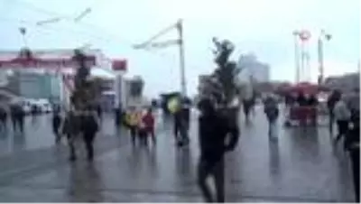 Sağanak yağış akşam saatlerinde de etkili oldu, E-5'te araç takla attı Sağanak yağış akşam saatlerinde de etkili oldu, E-5'te araç takla attı