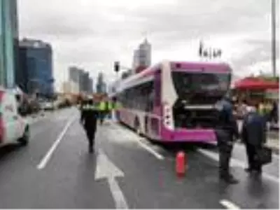 Şişli'de otobüste çıkan yangın paniğe neden oldu Şişli'de otobüste çıkan yangın paniğe neden oldu