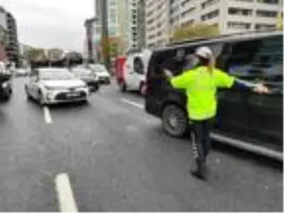 Şişli'de otobüste çıkan yangın paniğe neden oldu Şişli'de otobüste çıkan yangın paniğe neden oldu