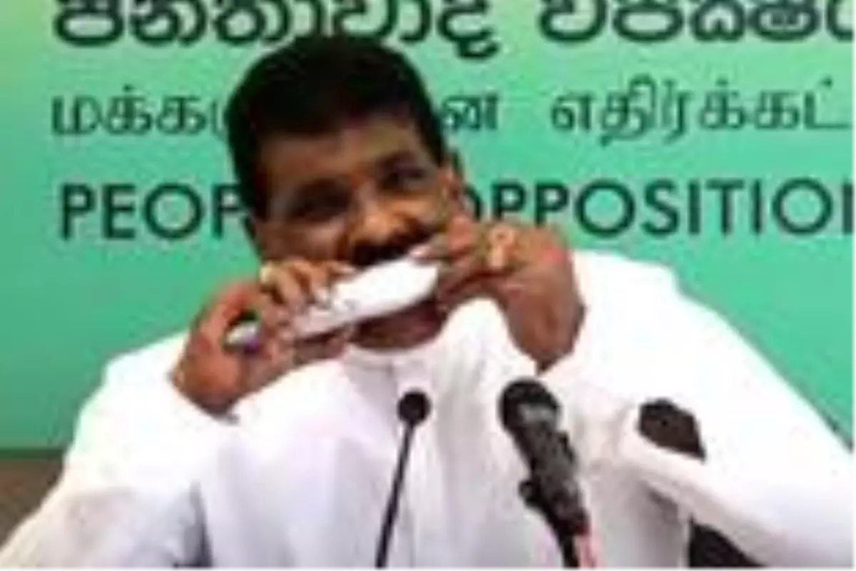 Son dakika haberi! Sri Lanka'da eski bakan basın toplantısında çiğ balık yedi