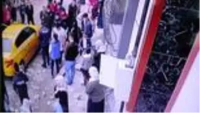 Taksinin altında sıkışıp sürüklenen çocuk ağır yaralandı Taksinin altında sıkışıp sürüklenen çocuk ağır yaralandı