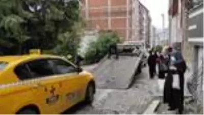 Taksinin altında sıkışıp sürüklenen çocuk ağır yaralandı Taksinin altında sıkışıp sürüklenen çocuk ağır yaralandı