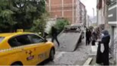 Taksinin altında sıkışıp sürüklenen çocuk ağır yaralandı Taksinin altında sıkışıp sürüklenen çocuk ağır yaralandı