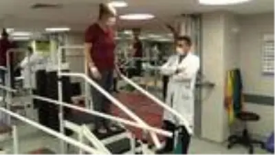 Tekerlekli sandalyeyle geldiği hastaneden yürüyerek çıktı Tekerlekli sandalyeyle geldiği hastaneden yürüyerek çıktı