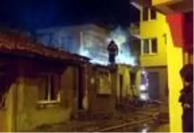 Tekirdağ'da metruk 2 evde yangın Tekirdağ'da metruk 2 evde yangın