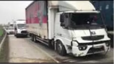Trafik kazası sonrası araçta sıkışan sürücüyü itfaiye kurtardı Trafik kazası sonrası araçta sıkışan sürücüyü itfaiye kurtardı