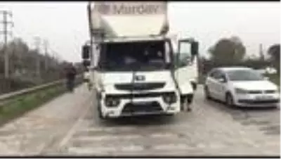 Trafik kazası sonrası araçta sıkışan sürücüyü itfaiye kurtardı Trafik kazası sonrası araçta sıkışan sürücüyü itfaiye kurtardı