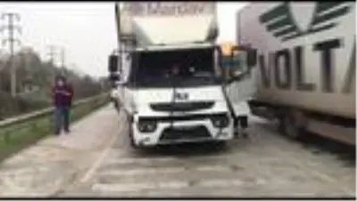 Trafik kazası sonrası araçta sıkışan sürücüyü itfaiye kurtardı Trafik kazası sonrası araçta sıkışan sürücüyü itfaiye kurtardı