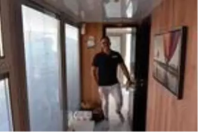 Ünlü spor organizatörü yüzen evinde ailesiyle izole yaşıyor