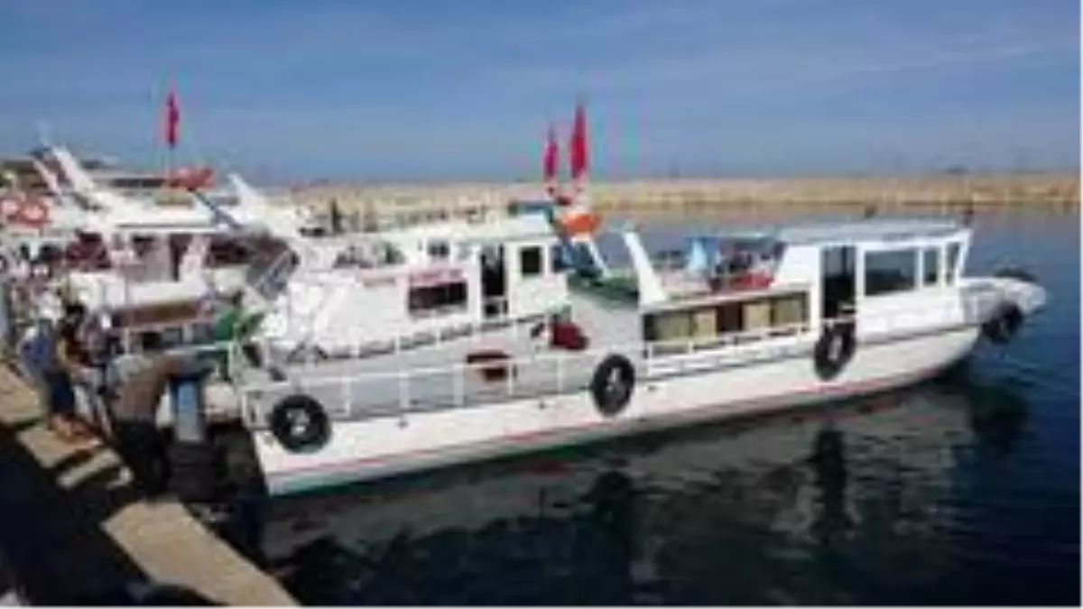 Son dakika haber: Van Gölü'ndeki kayıtlı balıkçı teknelerine destek