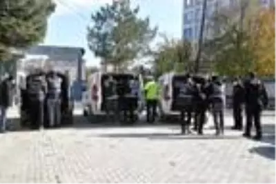Vatandaşlardan tehdit ve şantajla para toplayan 3 kişiye gözaltı Vatandaşlardan tehdit ve şantajla para toplayan 3 kişiye gözaltı