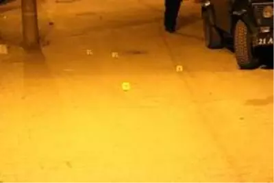Diyarbakır'da 100'den fazla kurşunun sıkıldığı silahlı kavgada 1'i ağır 2 kişi yaralandı Diyarbakır'da 100'den fazla kurşunun sıkıldığı silahlı kavgada 1'i ağır 2 kişi yaralandı