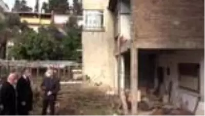 17 Ağustos Marmara Depremi'nde hasar gören metruk binalar yıkılıyor 17 Ağustos Marmara Depremi'nde hasar gören metruk binalar yıkılıyor