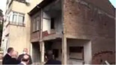 17 Ağustos Marmara Depremi'nde hasar gören metruk binalar yıkılıyor 17 Ağustos Marmara Depremi'nde hasar gören metruk binalar yıkılıyor
