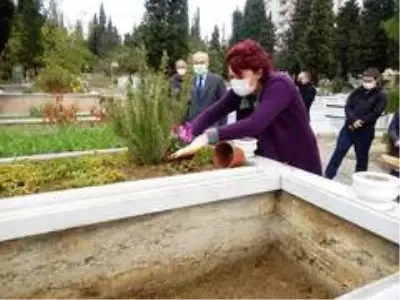 Son dakika haber: 5 yıl önce öldürülen doktor Aynur Dağdemir mezarı başında anıldı Son dakika haber: 5 yıl önce öldürülen doktor Aynur Dağdemir mezarı başında anıldı