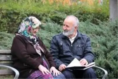 50 yıllık eşine olan aşkını 450 şiirle kağıda döktü 50 yıllık eşine olan aşkını 450 şiirle kağıda döktü
