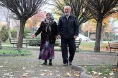 50 yıllık eşine olan aşkını 450 şiirle kağıda döktü 50 yıllık eşine olan aşkını 450 şiirle kağıda döktü