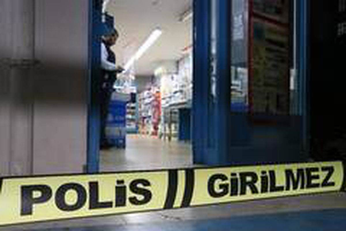 Kar maskeli bir kişi pompalı tüfekle market soydu