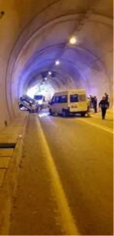Minibüsle otomobil çarpıştı: 1 ölü, 4 yaralı Minibüsle otomobil çarpıştı: 1 ölü, 4 yaralı