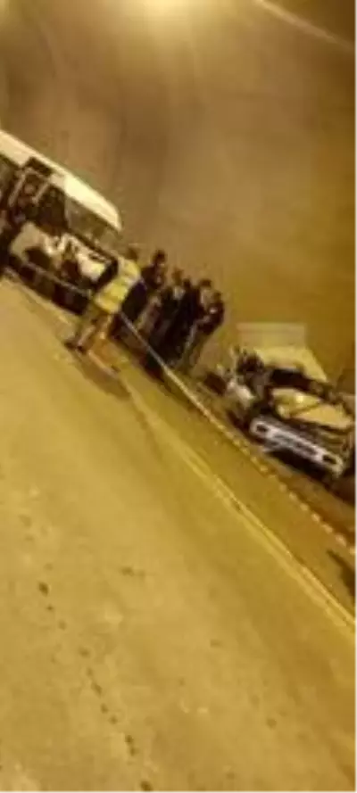 Minibüsle otomobil çarpıştı: 1 ölü, 4 yaralı Minibüsle otomobil çarpıştı: 1 ölü, 4 yaralı