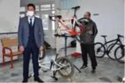 Atıl durumdaki bisikletler yenilenip, çocuklara dağıtılıyor Atıl durumdaki bisikletler yenilenip, çocuklara dağıtılıyor